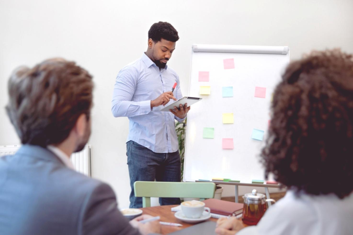 Professionelle IT-Lernumgebung mit moderner Ausstattung